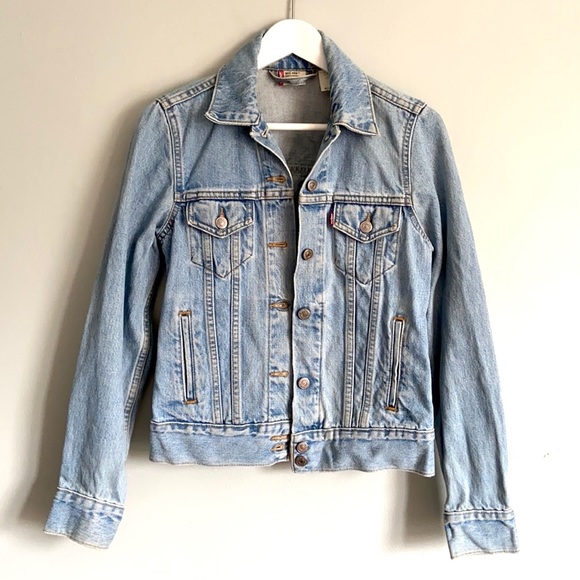 ✨ Sold on Vinted✨ Levi’s Classic Denim Trucker Jacket - Picture 3 of 9